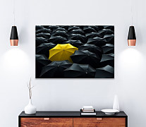 Obraz Pod žltým dáždnikom